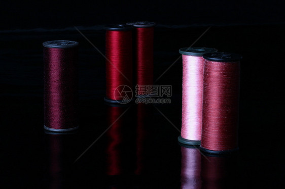 线圈上的线索红色维修工具缝纫衣服筒管金属针线活设计师白色图片