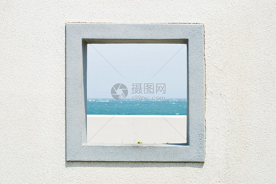 带有海景和天空的墙上的窗口图片