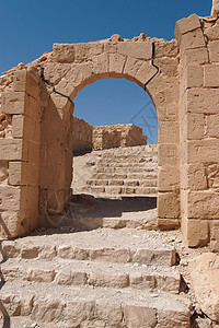 古老的石头拱门和楼梯图片