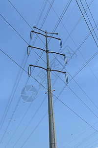横穿铁丝网和钢支持天底高空输电线的钢支网格天空蓝色导体绝缘体力量灰色高架电压网络图片