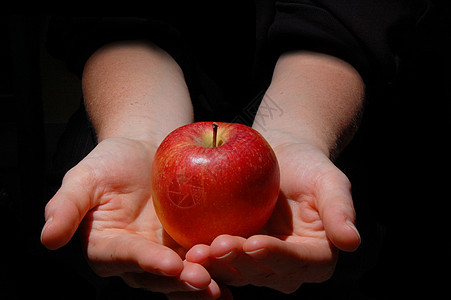 手与苹果健康红色水果青年营养食物创造力小吃饮食解决方案图片