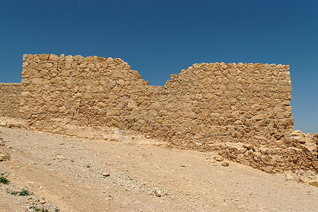沙漠中古老堡垒废墟的堵墙图片