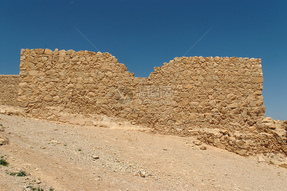 沙漠中古老堡垒废墟的堵墙图片