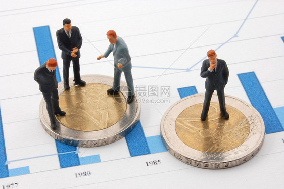 商务人士和金钱在一张图表之上货币男性纽带商业债券人士商务数字工作塑像图片