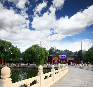 北京紫禁城附近的Beihai公园游客多样性绘画宝塔寺庙地标文化城市公园中心图片