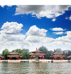 北京紫禁城附近的Beihai公园宝塔游客狮子吸引力寺庙绘画公园首都多样性历史图片