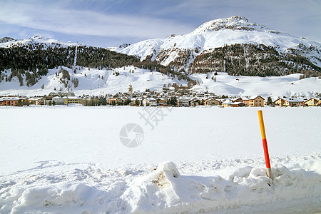 村庄旅游风景旅行白色假期高山天蓝色滑雪图片