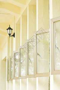 打开窗口的行黄色村庄框架别墅窗户房子古董玻璃灯笼建筑图片