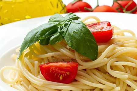 有番茄的意大利面食物盘子午餐面条草本植物小麦营养蔬菜刀具食谱图片