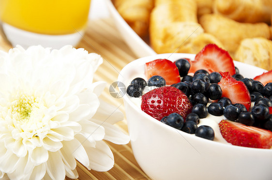 早餐果汁 羊角面包和在桌边的柏油覆盆子营养食物糕点花瓶桌子液体橙子旅行盘子图片