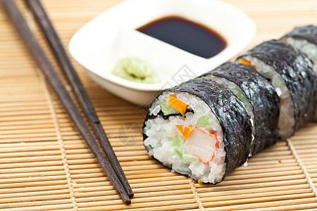 配酱油的寿司卷绿色白色海鲜午餐食物寿司海苔美食餐厅图片