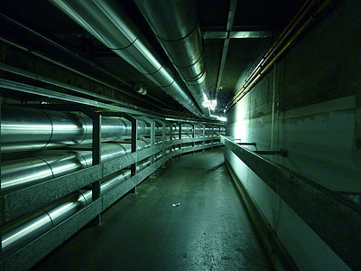 带金属管道的地下隧道背景