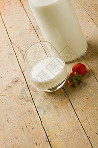 木制餐桌上含草莓的牛奶早餐乡村奶制品白色肉质乳制品桌子食物玻璃浆果图片