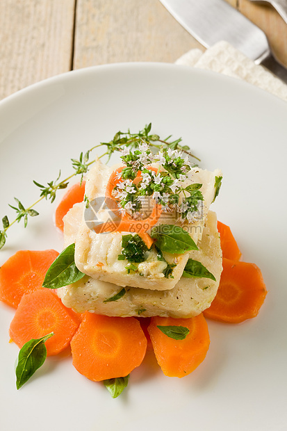 在胡萝卜床上用新鲜的牛食和烤肉香料百里香烹饪香气花瓣扁鱼草本植物草药味道食物图片