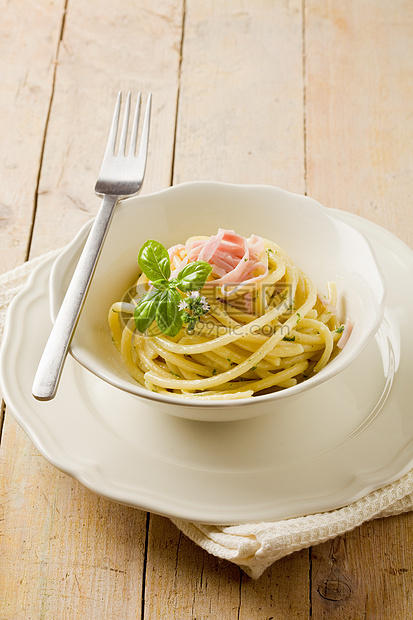 面粉加酸奶油和火腿叶子芳香木桌香草美味熏肉香料面条树叶美食图片