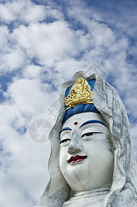 Guanyin 雕像天空传统寺庙佛教徒历史菩萨祷告雕塑精神艺术图片