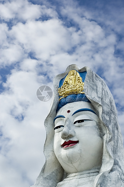 Guanyin 雕像天空传统寺庙佛教徒历史菩萨祷告雕塑精神艺术图片