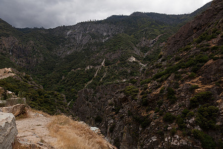 峡谷国王季节晴天绿色风景花岗岩森林公园崎岖红杉岩石图片