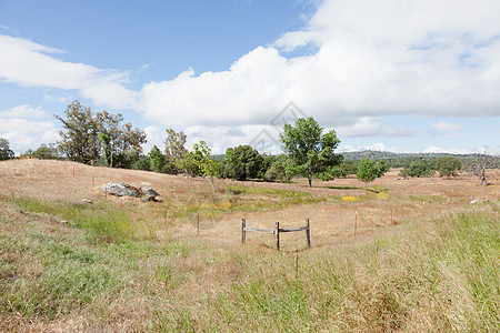 马丽珀萨脚下山国家风景金子天空山麓草地农田旅行农村丘陵图片