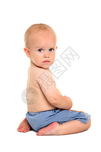 穿着蓝短裤的婴儿 跪在膝上图片