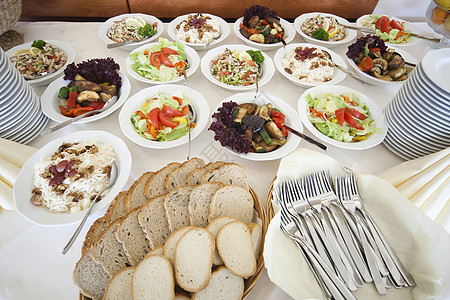 充满沙拉的表格水果自助餐白色食物面包餐饮餐厅派对小吃桌子图片