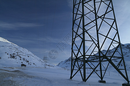 Bernina 通行证树木滑雪板季节山脉村庄水域蓝色滑雪风景太阳图片