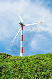 绿色山丘风力涡轮机草地天空植物技术农场太阳生产场地螺旋桨旋转图片