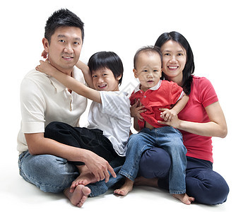 亚洲幸福家庭母亲男孩们身体童年儿子兄弟地面乐趣男人妻子图片