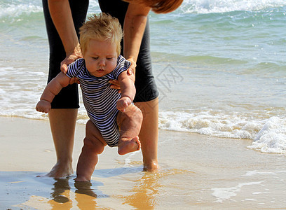 婴儿和爸爸沙滩孩子金发女郎大海父亲妈妈海岸男孩图片