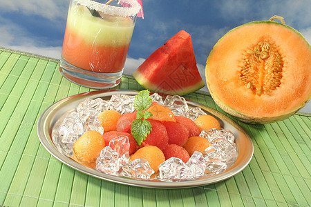 冰上吃美瓜水果冰块瓜片熏肉甜点冬瓜热带水果片果味冰沙图片