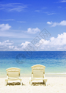 沙滩与椅子相照概念晴天座位天蓝色海岸旅行场景支撑假期阳光海岸线图片