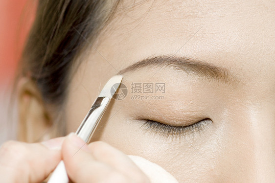 应用化妆刷子眼线笔阴影眼睛皮肤护理女性美容师眼皮女士图片