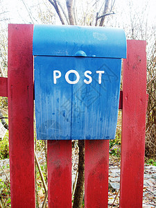 邮箱邮件红色白色邮政盒子栅栏背景图片