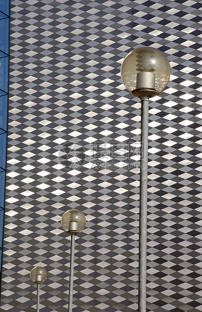 现代建筑背景上的灯具;图片