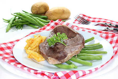 烤羊肉棕色黄色青菜豆子午餐筹码油炸土豆羊肉牛扒图片