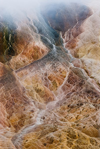 美国怀俄明州帕克县黄石国家公园 调色板泉 猛犸温泉 石灰石 蒸汽和富含矿物质的小溪流的细节图片