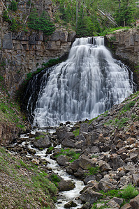 美国怀俄明州公园县黄石公园国家公园 夏季的岩瀑布瀑布镇图片