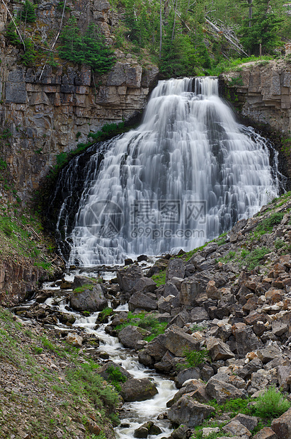美国怀俄明州公园县黄石公园国家公园 夏季的岩瀑布瀑布镇图片