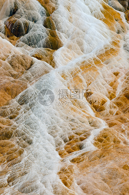 美国怀俄明州帕克县黄石国家公园 帕莱特斯普林斯 猛犸温泉 石灰石和富含矿物质的小溪流的细节地质学岩石风景特性石头图片