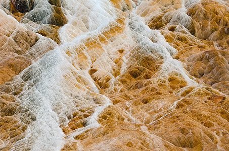 美国怀俄明州帕克县黄石国家公园 帕莱特斯普林斯 猛犸温泉 石灰石和富含矿物质的小溪流的细节特性地质学岩石石头风景图片