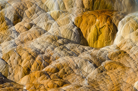 美国怀俄明州帕克县黄石国家公园 帕莱特斯普林斯 猛犸温泉 石灰石和富含矿物质的小溪流的细节地质学石头风景岩石特性图片