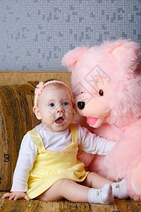 小型女童和玩具熊动物女孩快乐孩子鼻子女性童年微笑青年婴儿图片