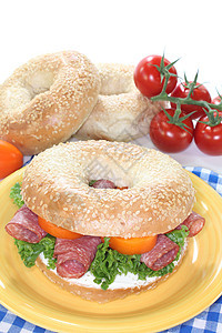 带沙拉米的百吉饼甜甜圈胡椒食物芝麻面包沙拉早餐饼干焙烤食品图片