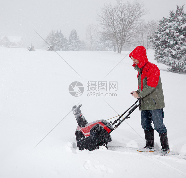 男子在雪车上使用吹雪机鼓风机白色红色季节性力量风暴季节男性夹克暴风雪图片