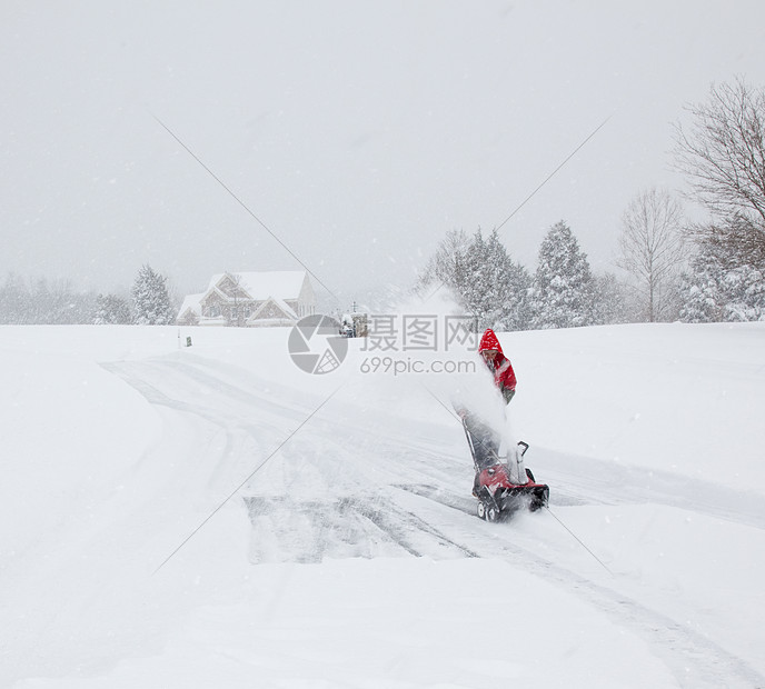 男子在雪车上使用吹雪机工作白色男人暴风雪季节机器红色男性风暴天气图片