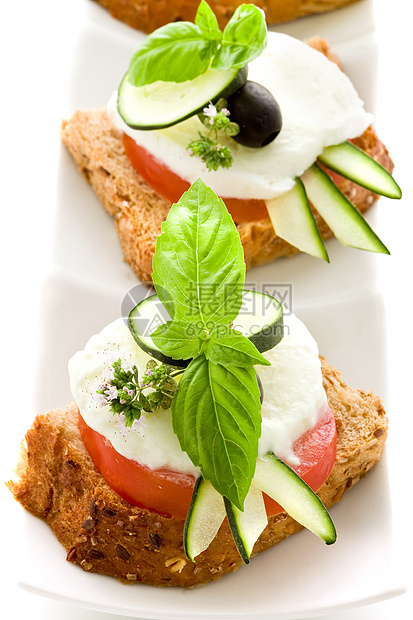 Caprese 启动器  孤立草药谷物美食零食创造力牛奶面包黄瓜芳香香气图片