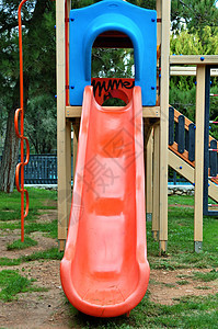 运动场幻灯片地面孩子们闲暇休闲童年公园玩具塑料操场红色图片