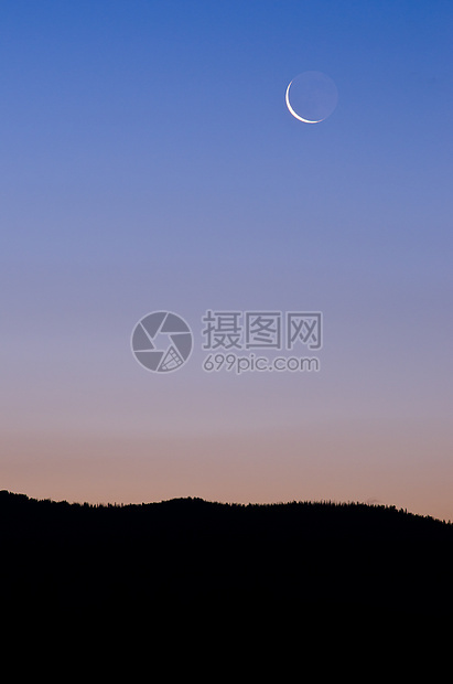 美国怀俄明州泰顿县Grand Teton国家公园 上午清晨黄昏时在海脊上方的新月月月图片
