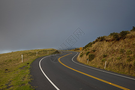 山坡上的弯曲道路图片