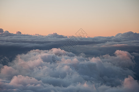 云层之上风景日出场景多云日落高山天空天线天气图片